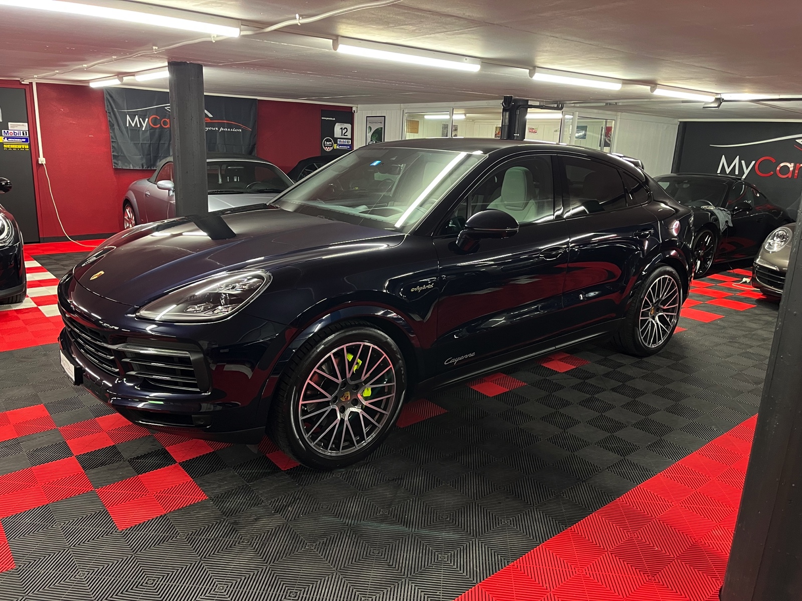 
								PORSCHE Cayenne Coupé E-Hybrid en plein écran									