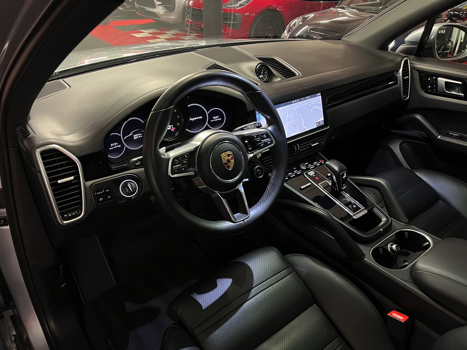 
								PORSCHE Cayenne E-Hybrid en plein écran									