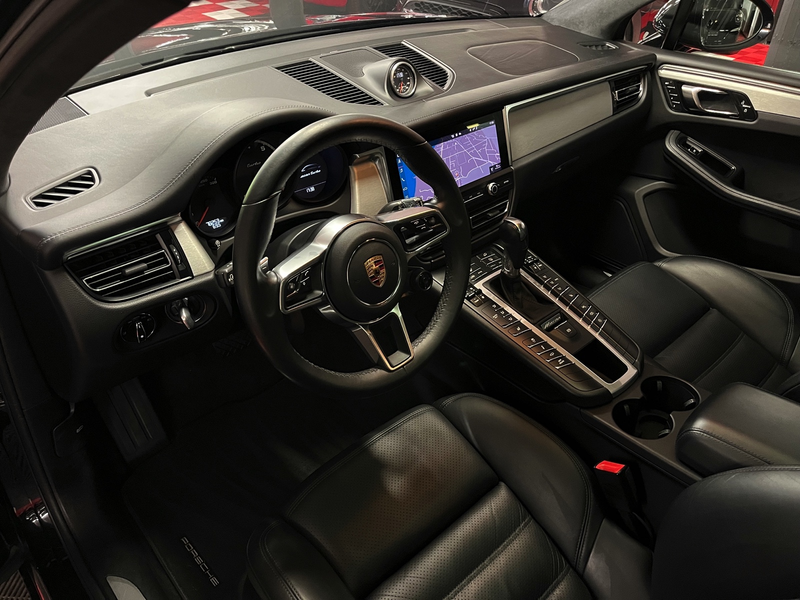 
								PORSCHE Macan Turbo PDK en plein écran									