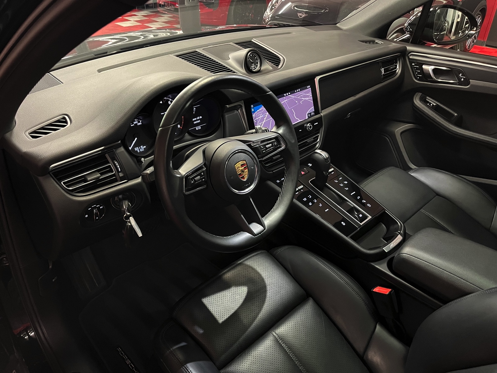 
								PORSCHE Macan PDK en plein écran									