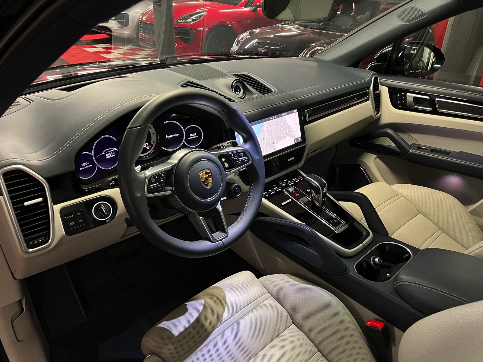 
								PORSCHE Cayenne Coupé E-Hybrid en plein écran									