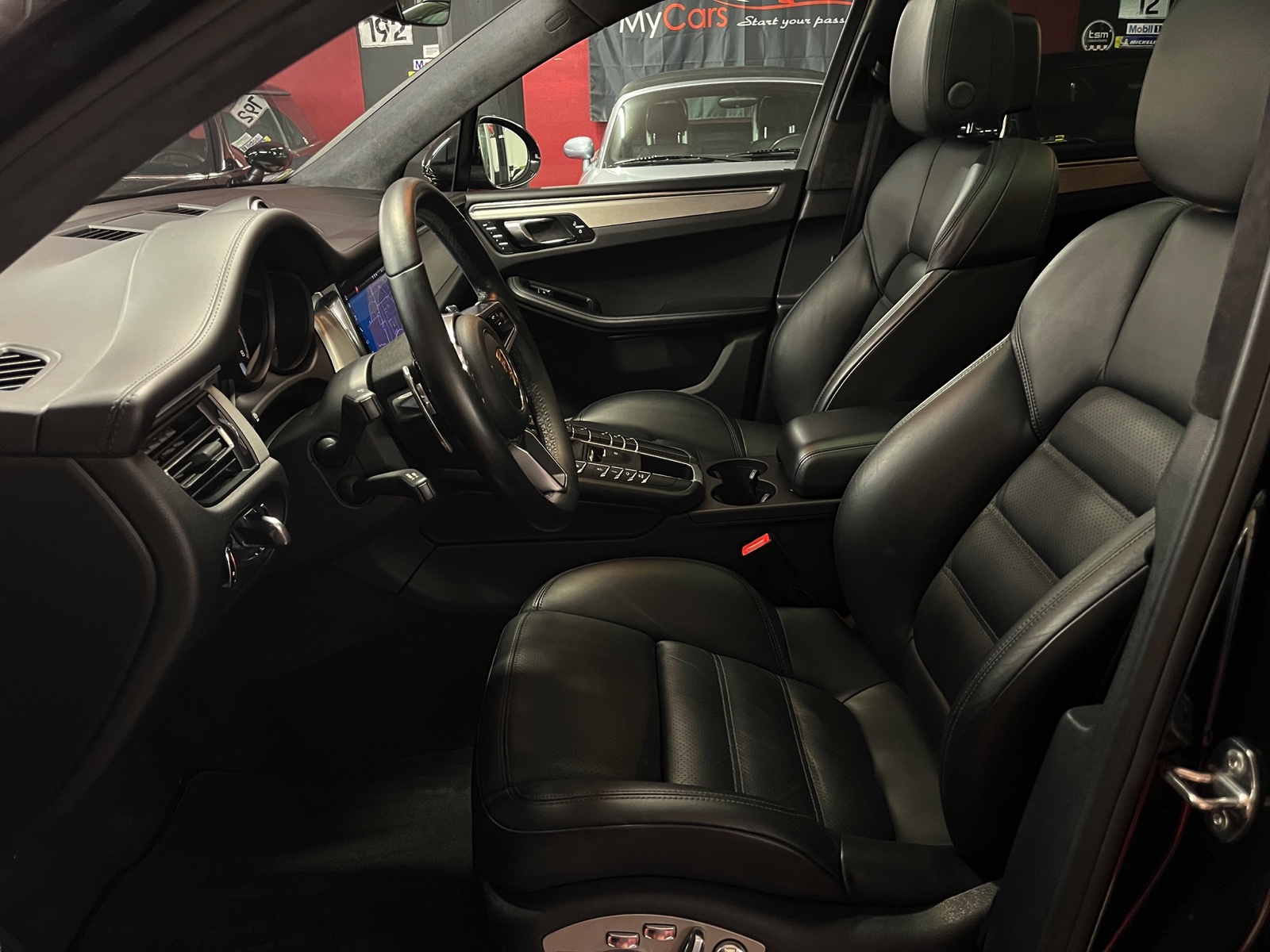 
								PORSCHE Macan Turbo PDK en plein écran									