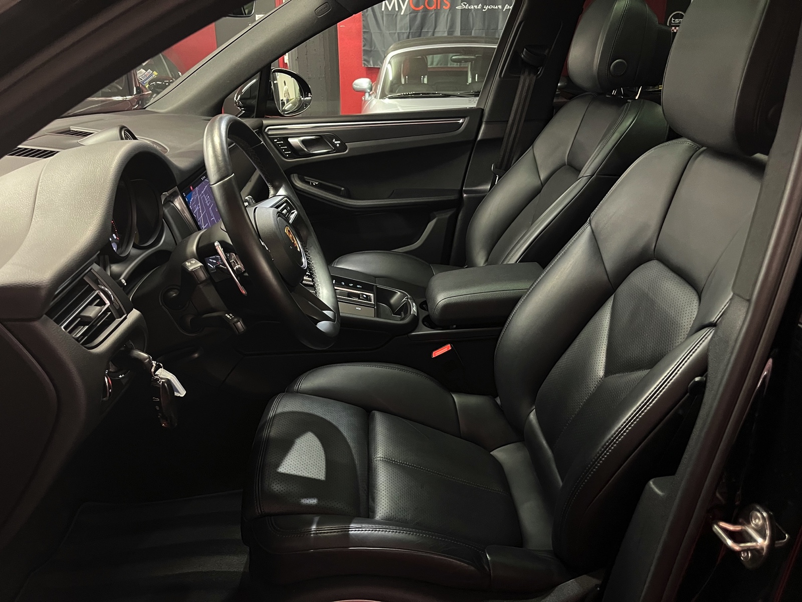 
								PORSCHE Macan PDK en plein écran									