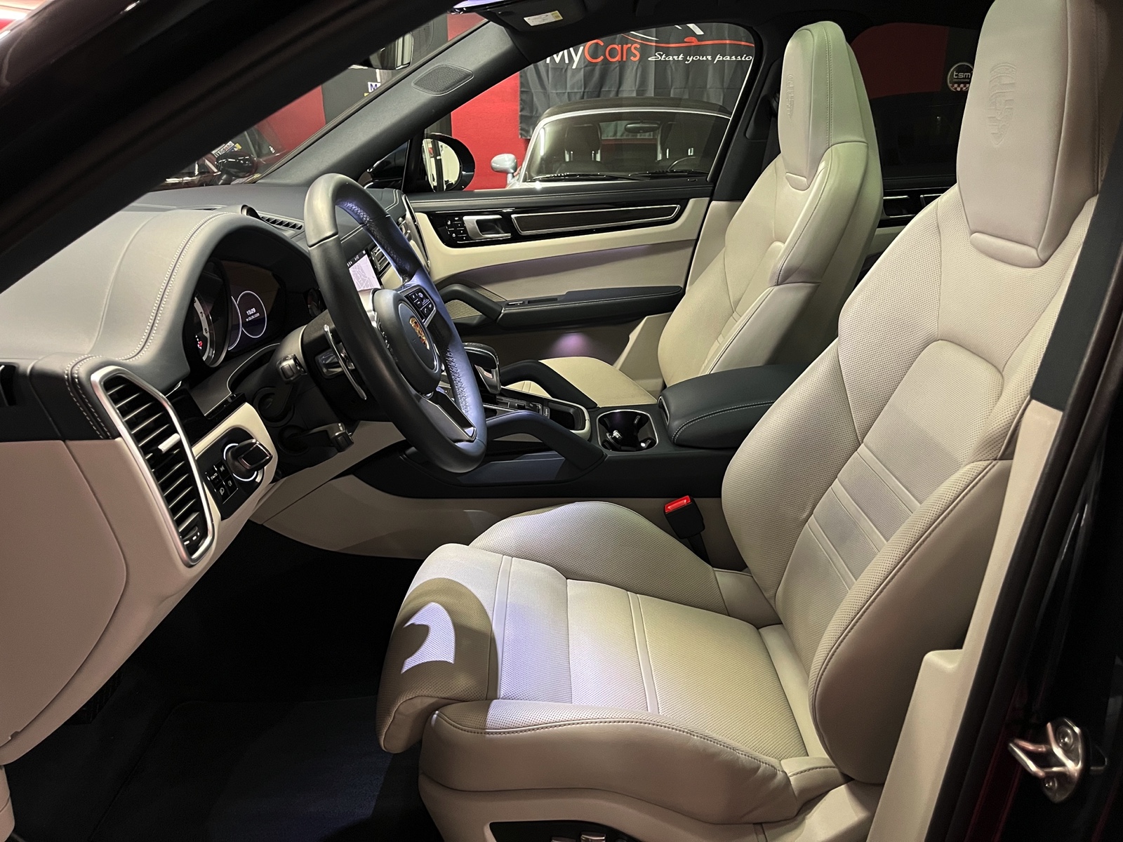 
								PORSCHE Cayenne Coupé E-Hybrid en plein écran									