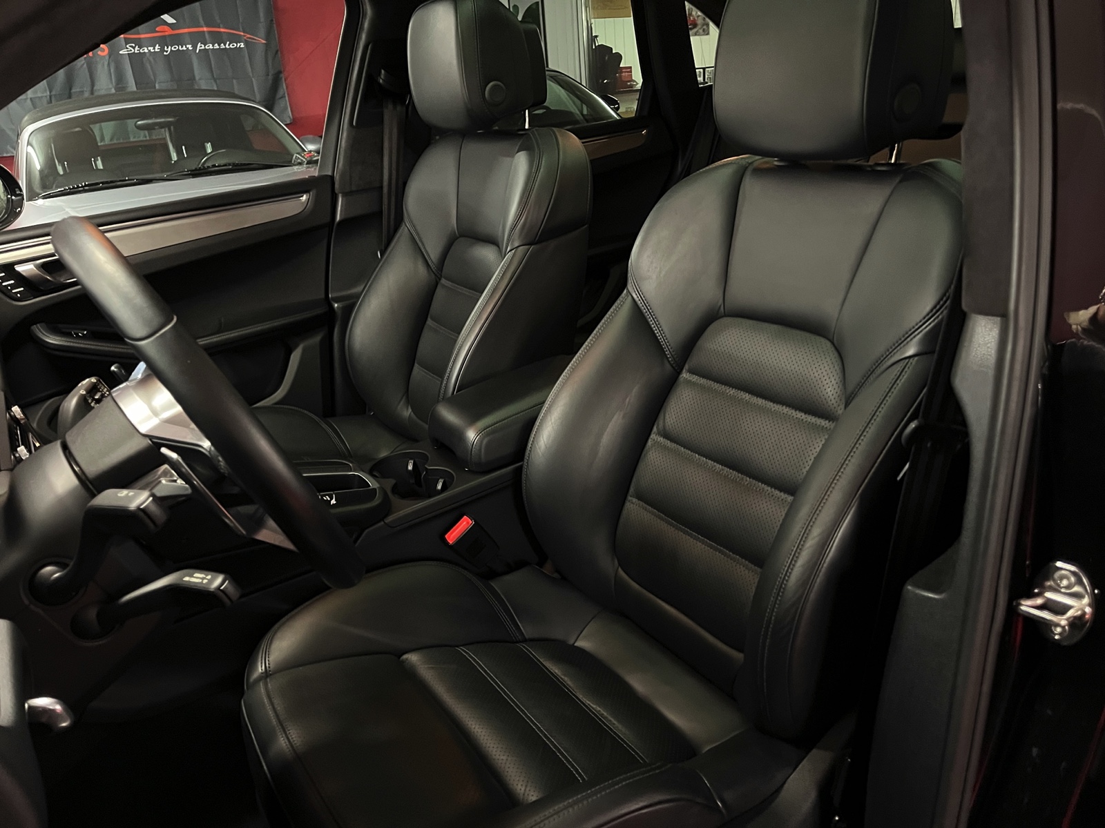 
								PORSCHE Macan Turbo PDK en plein écran									