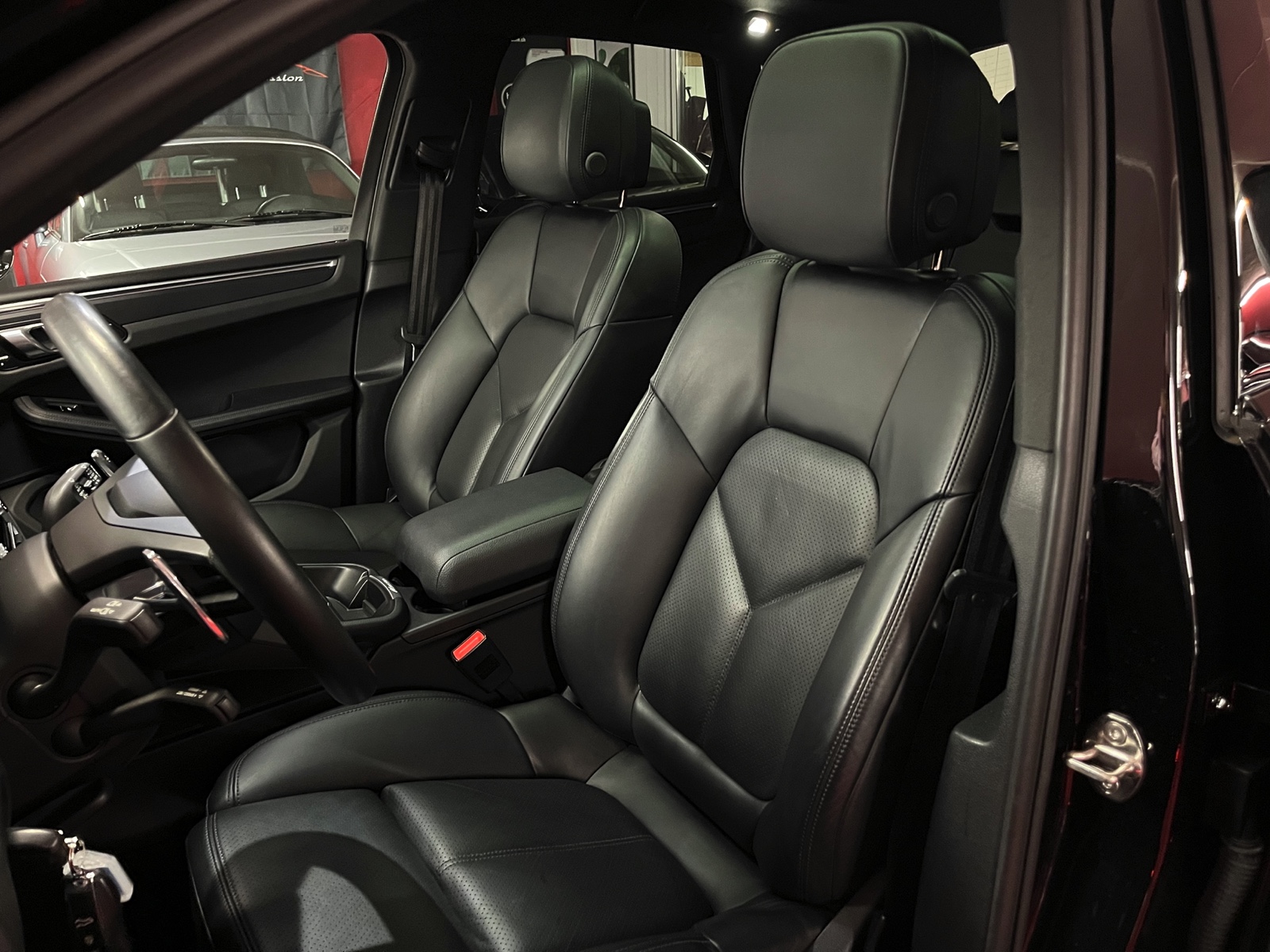 
								PORSCHE Macan PDK en plein écran									