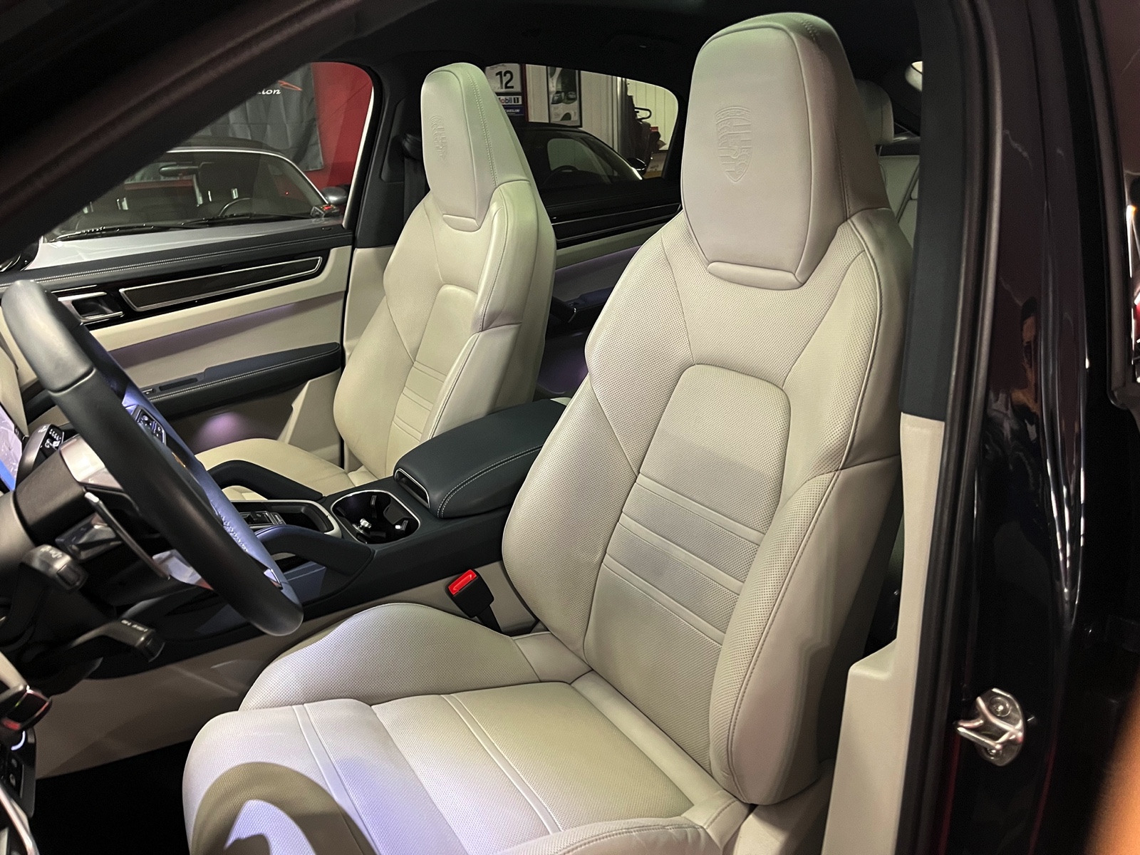 
								PORSCHE Cayenne Coupé E-Hybrid en plein écran									