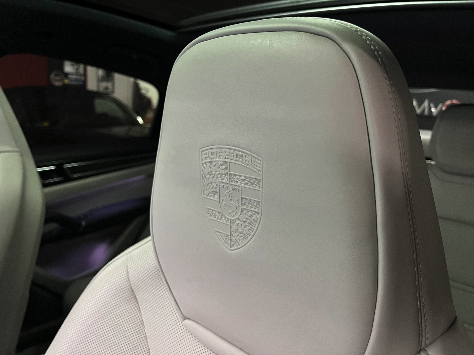 
								PORSCHE Cayenne Coupé E-Hybrid en plein écran									