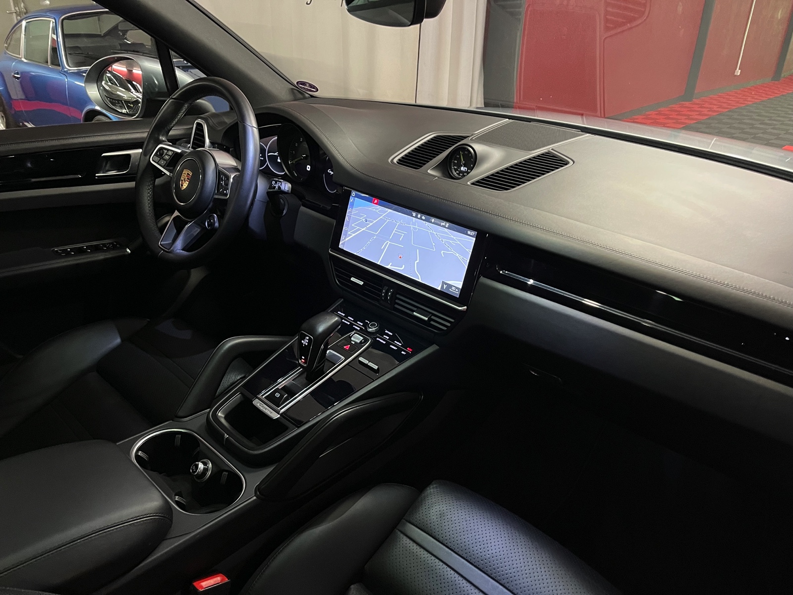 
								PORSCHE Cayenne E-Hybrid en plein écran									