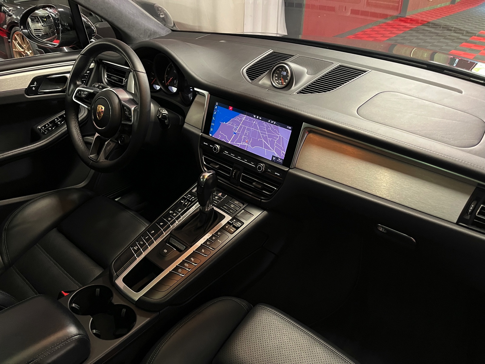 
								PORSCHE Macan Turbo PDK en plein écran									