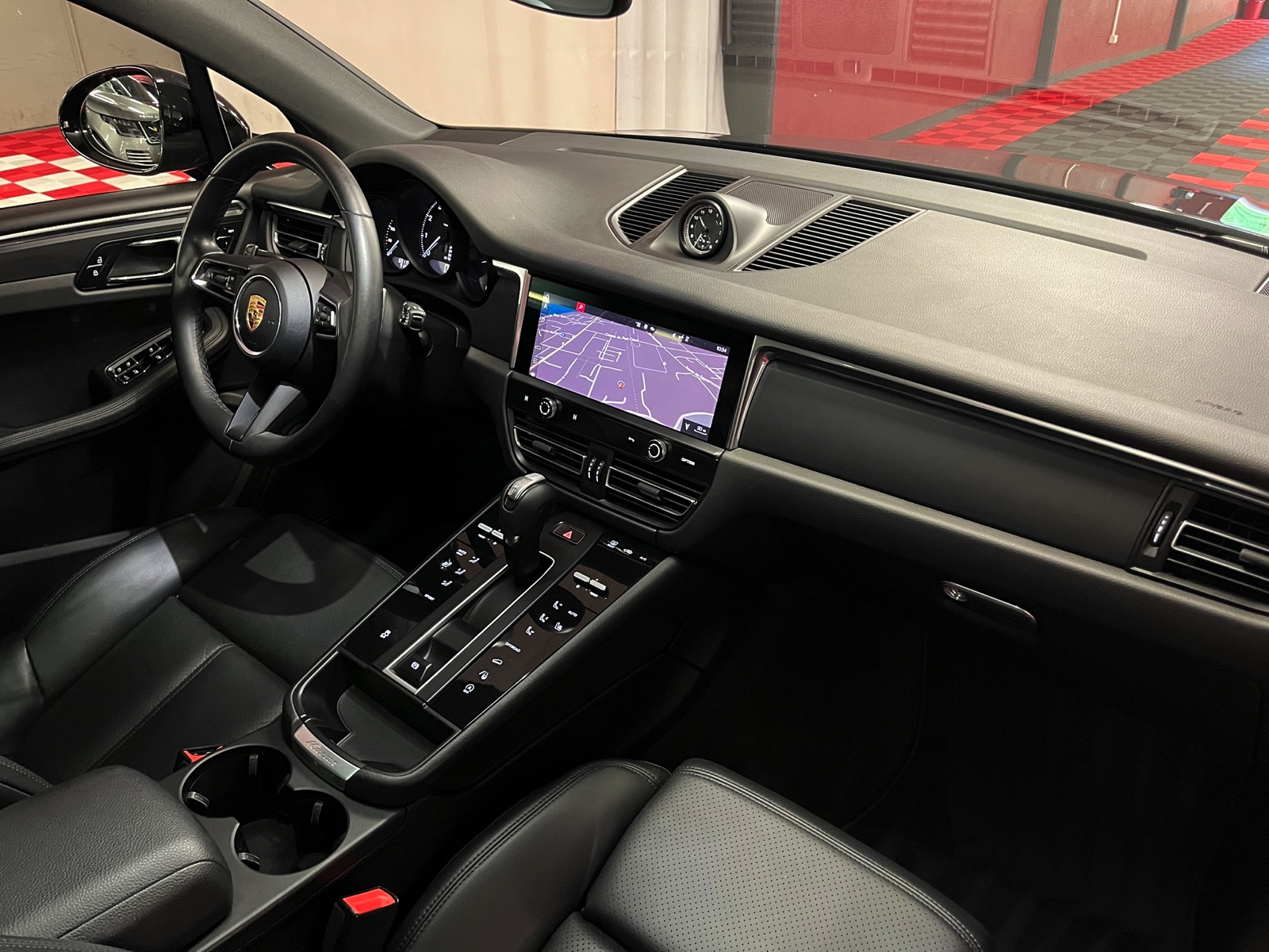 
								PORSCHE Macan PDK en plein écran									