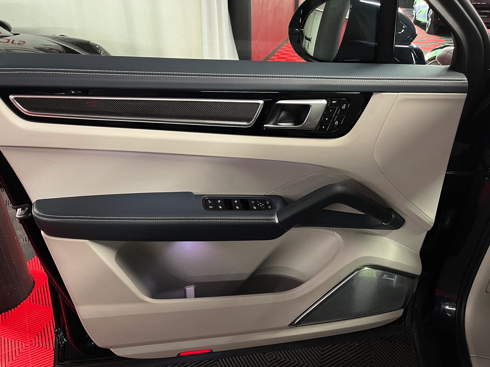 
								PORSCHE Cayenne Coupé E-Hybrid en plein écran									