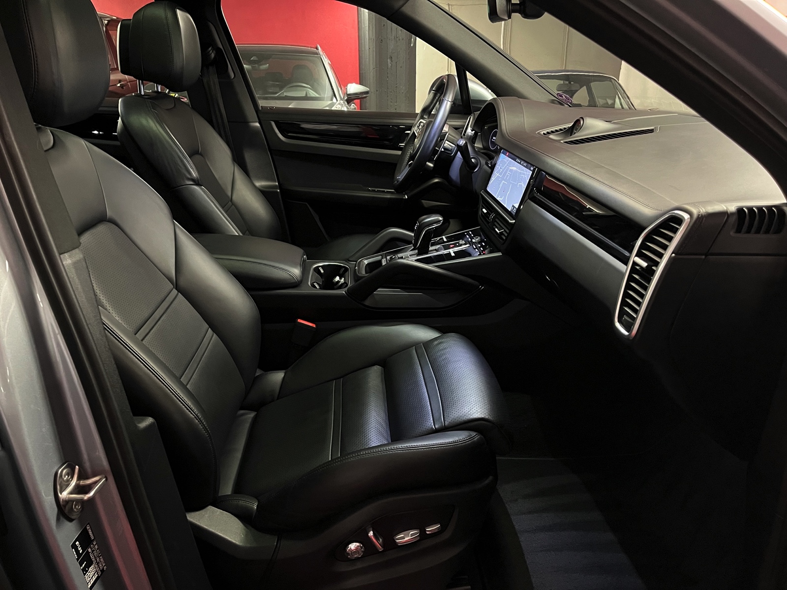 
								PORSCHE Cayenne E-Hybrid en plein écran									