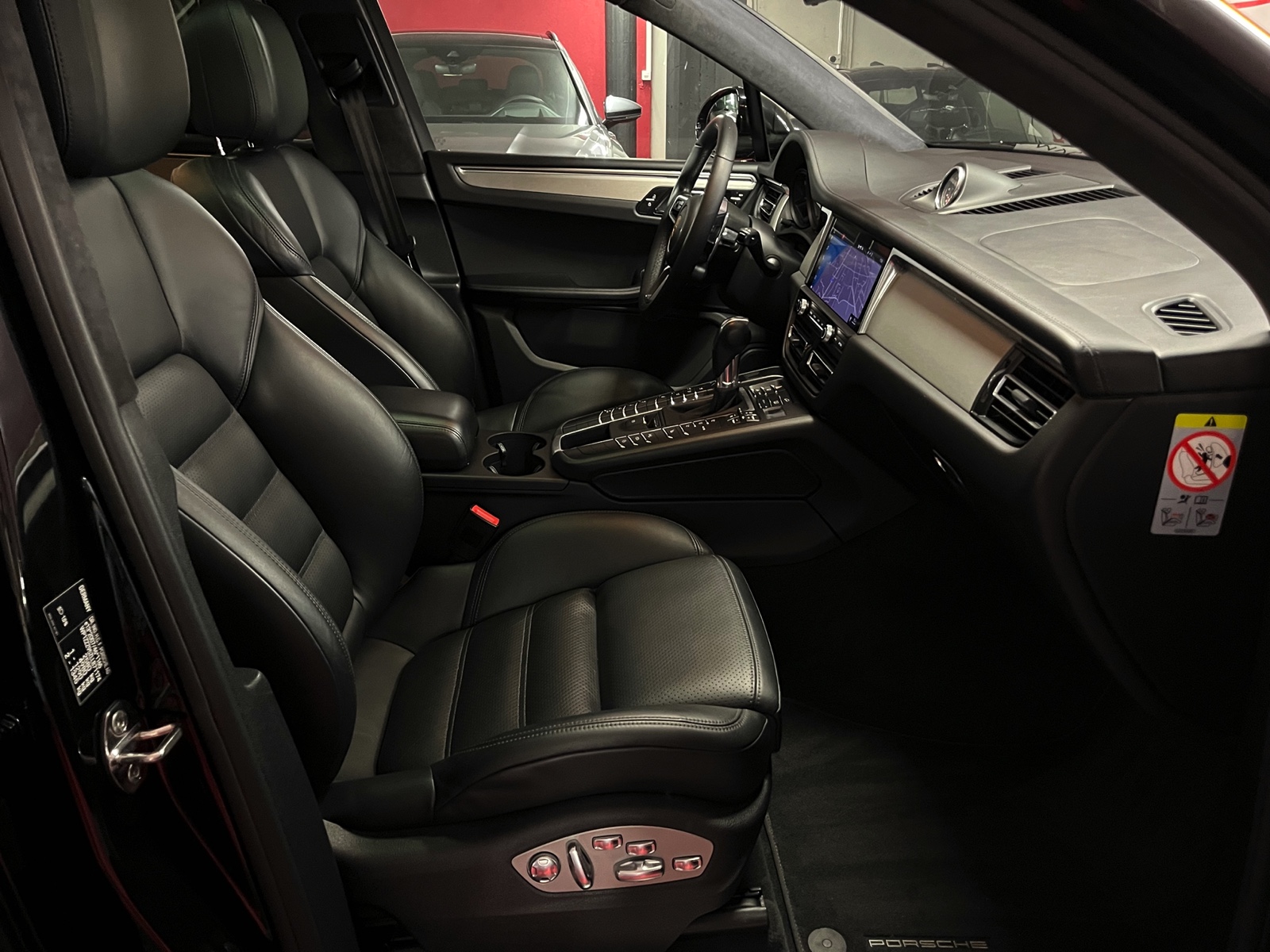 
								PORSCHE Macan Turbo PDK en plein écran									