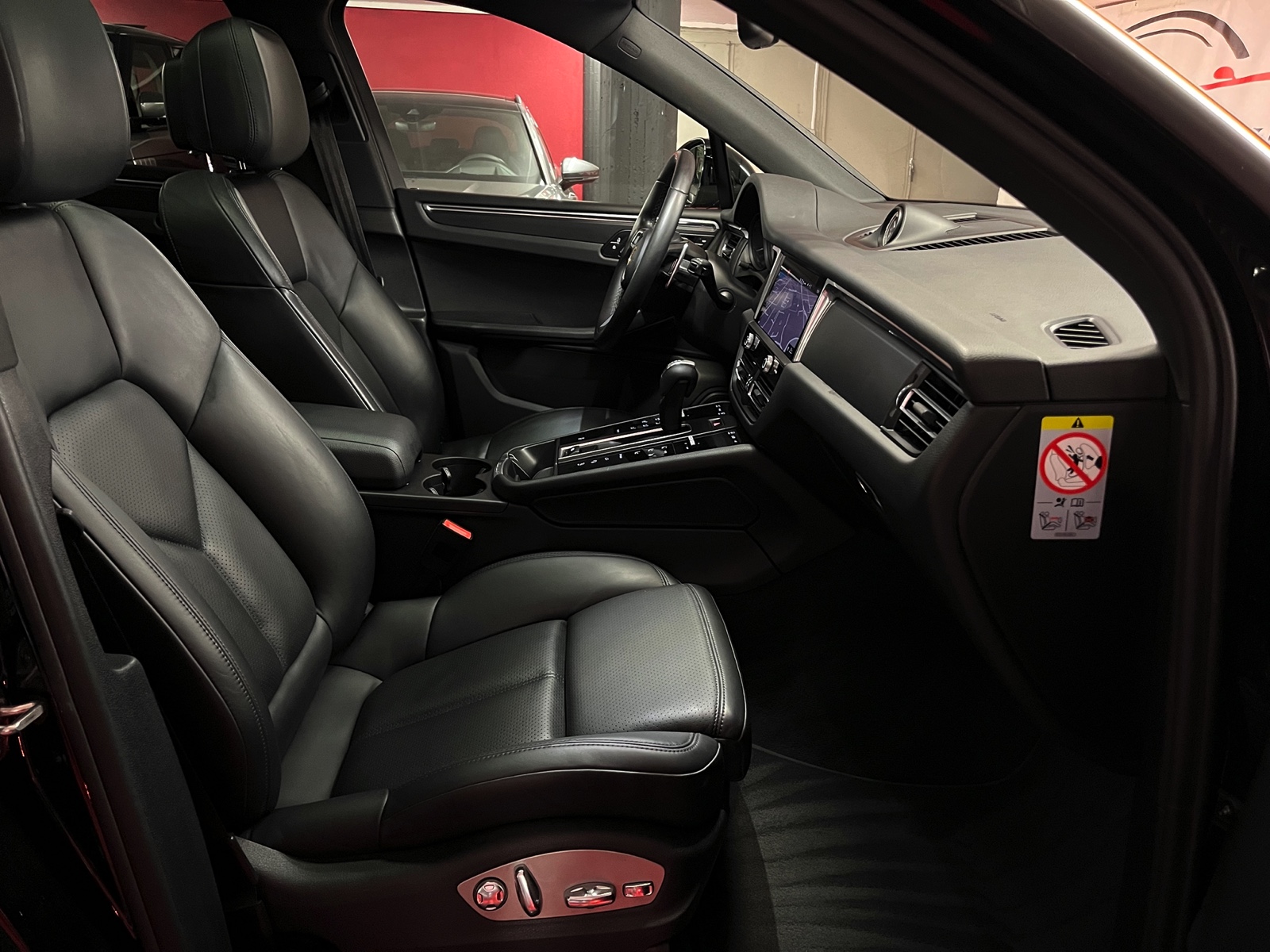 
								PORSCHE Macan PDK en plein écran									