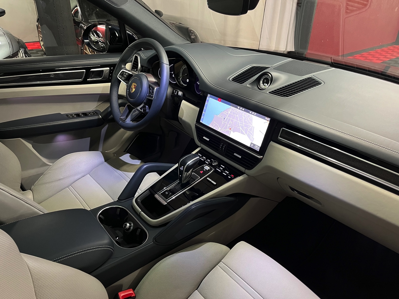 
								PORSCHE Cayenne Coupé E-Hybrid en plein écran									