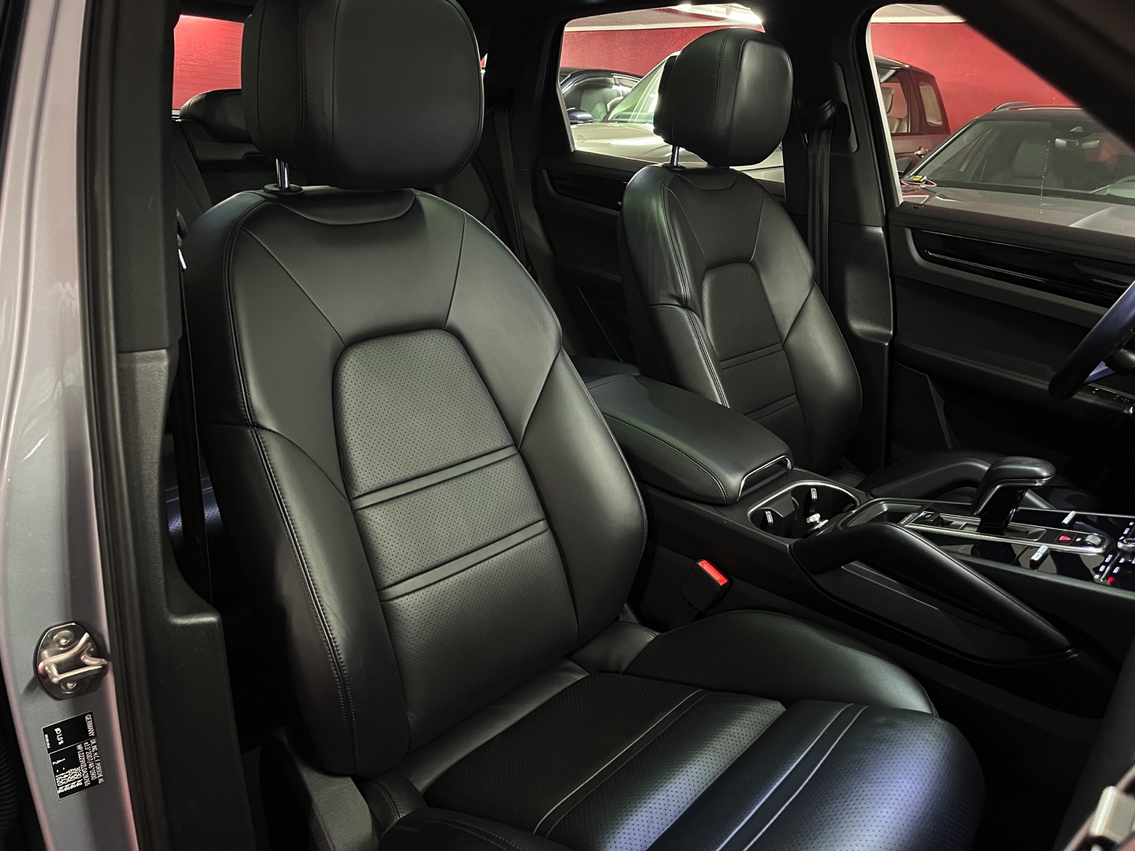 
								PORSCHE Cayenne E-Hybrid en plein écran									