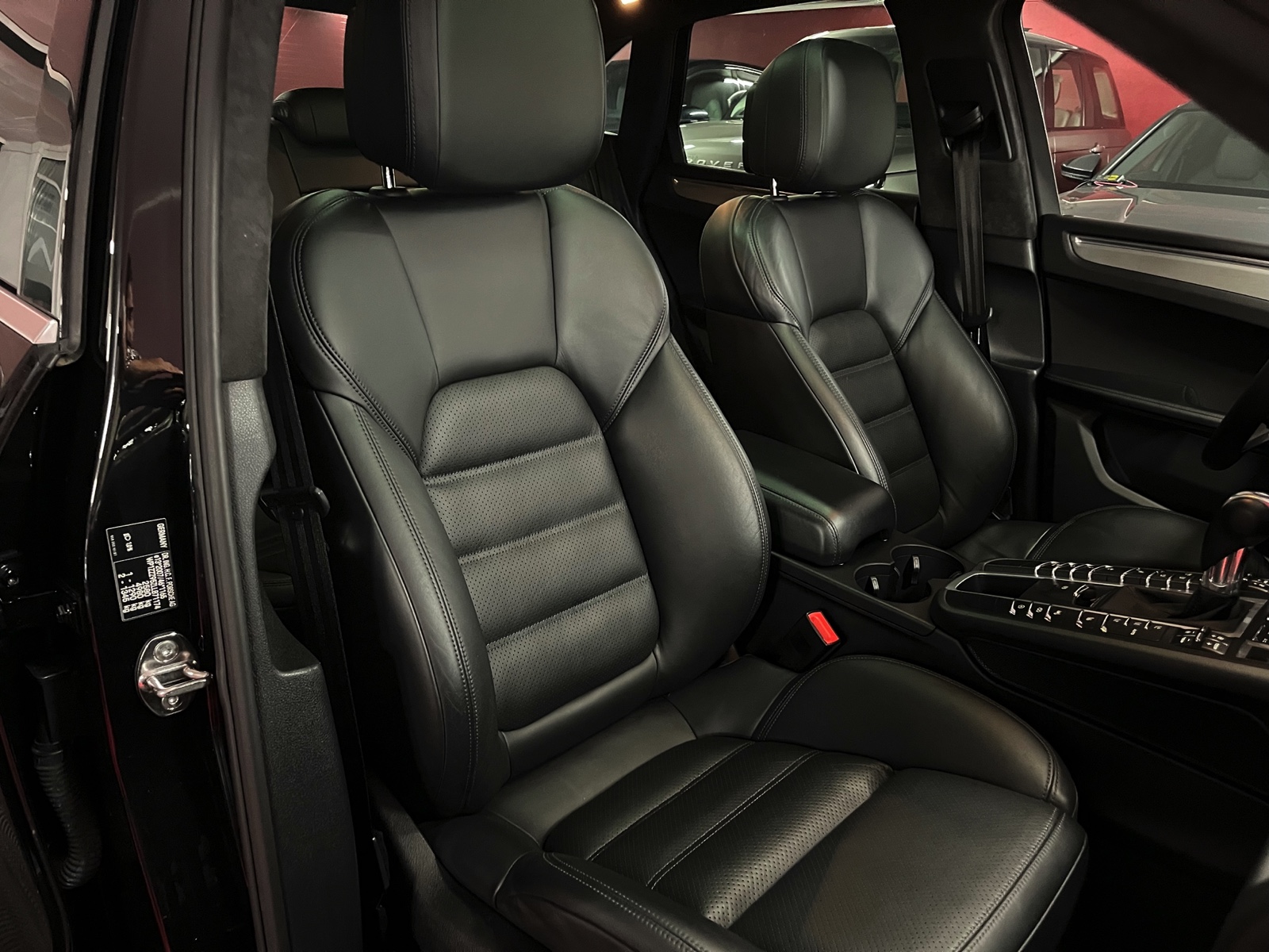 
								PORSCHE Macan Turbo PDK en plein écran									