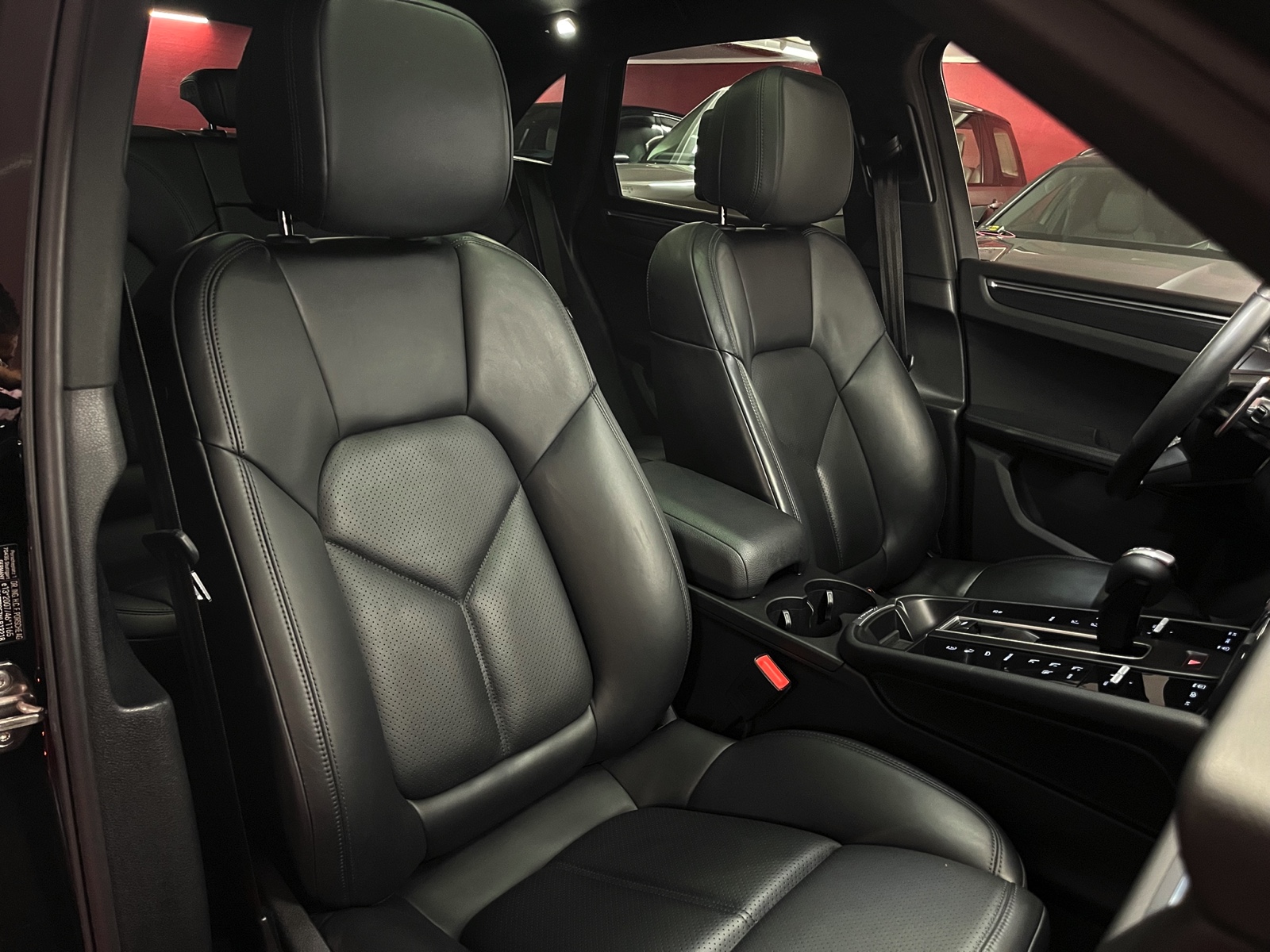 
								PORSCHE Macan PDK en plein écran									