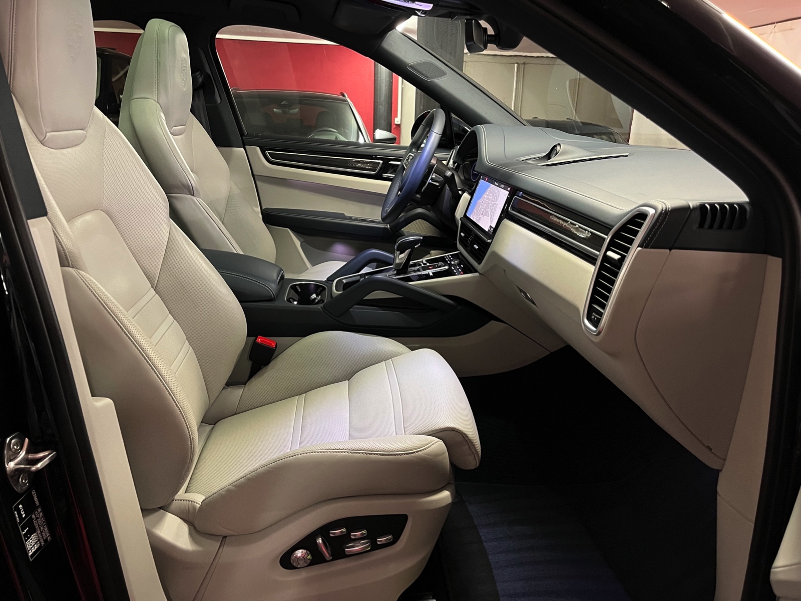 
								PORSCHE Cayenne Coupé E-Hybrid en plein écran									