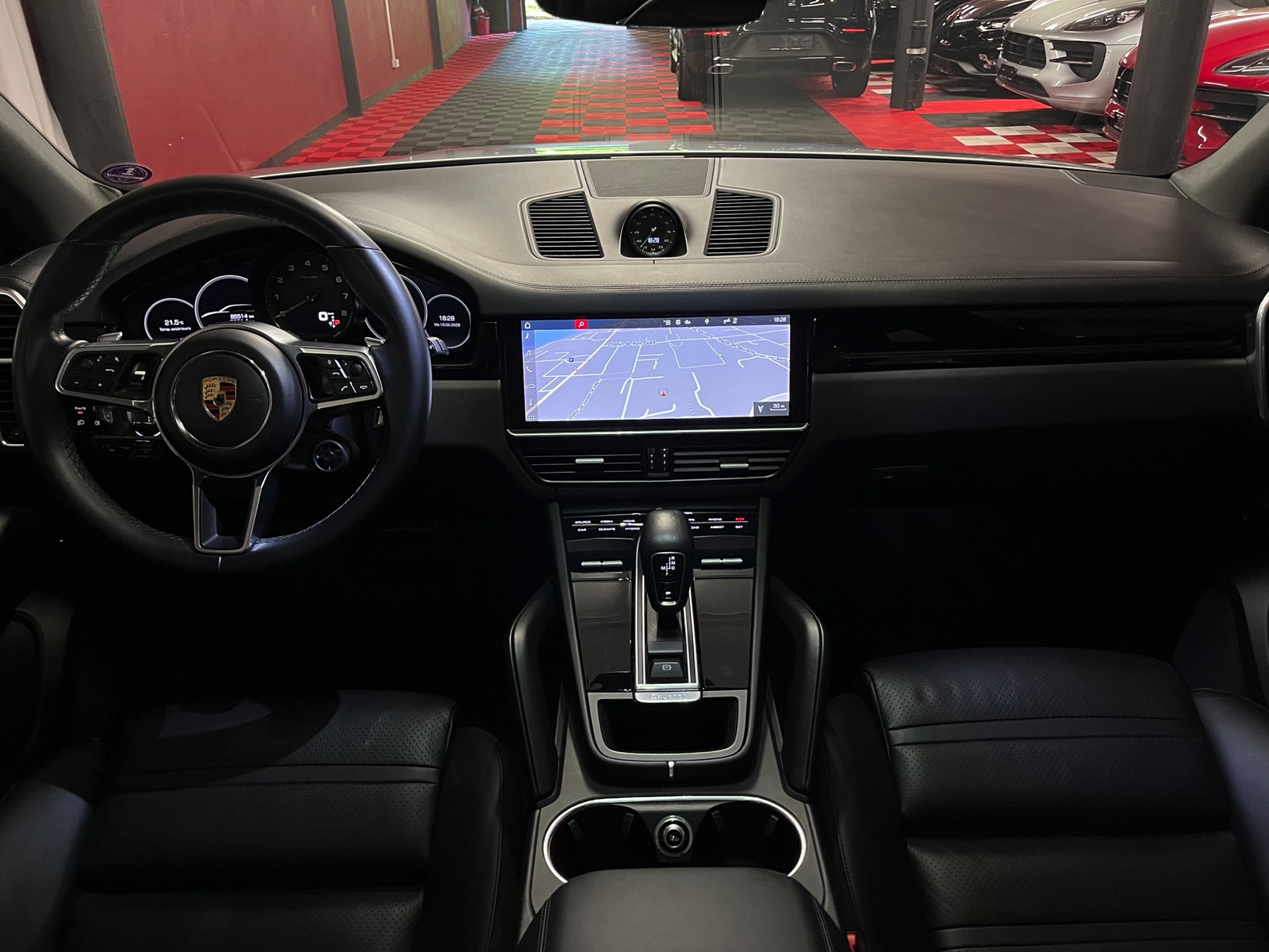 
								PORSCHE Cayenne E-Hybrid en plein écran									