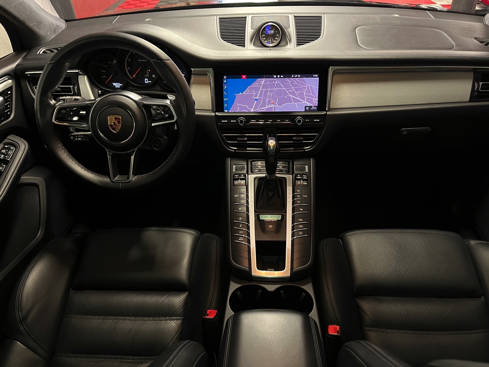 
								PORSCHE Macan Turbo PDK en plein écran									