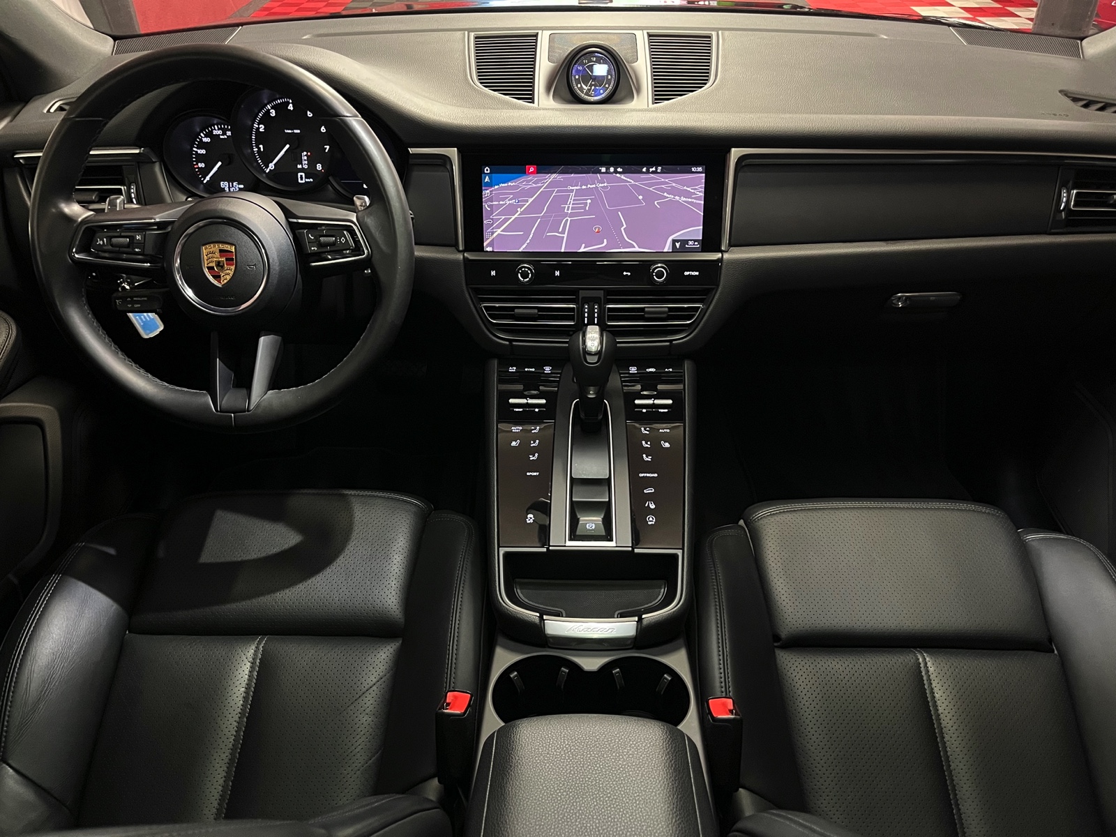 
								PORSCHE Macan PDK en plein écran									