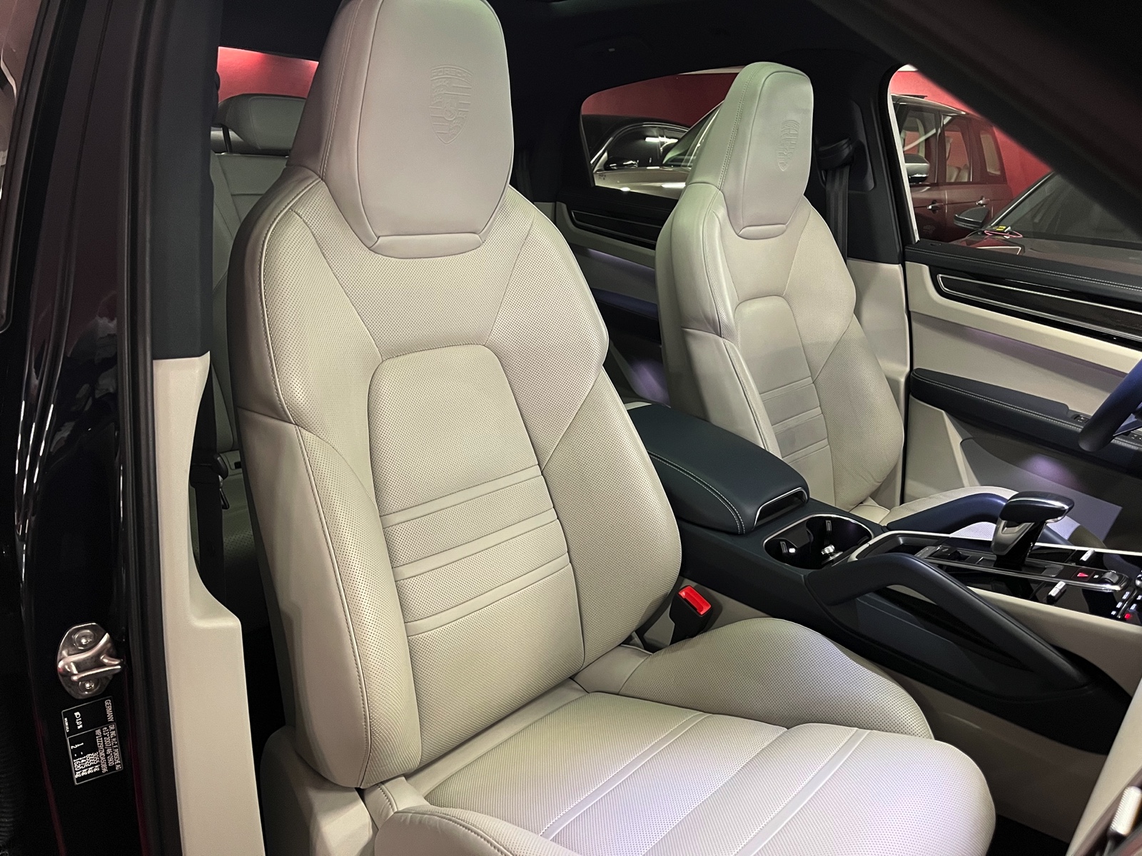 
								PORSCHE Cayenne Coupé E-Hybrid en plein écran									