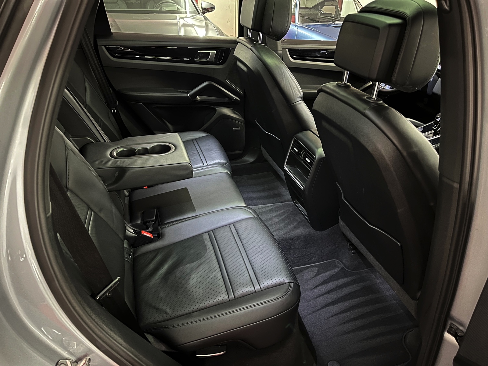 
								PORSCHE Cayenne E-Hybrid en plein écran									