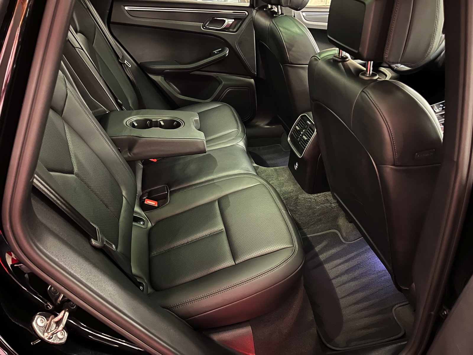 
								PORSCHE Macan PDK en plein écran									