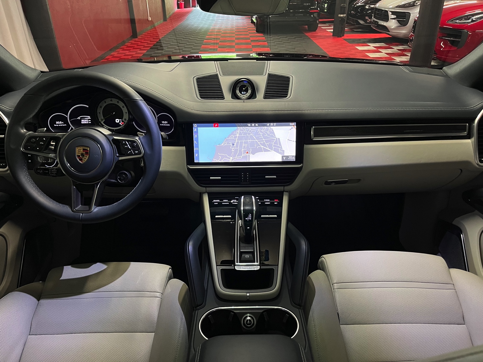 
								PORSCHE Cayenne Coupé E-Hybrid en plein écran									