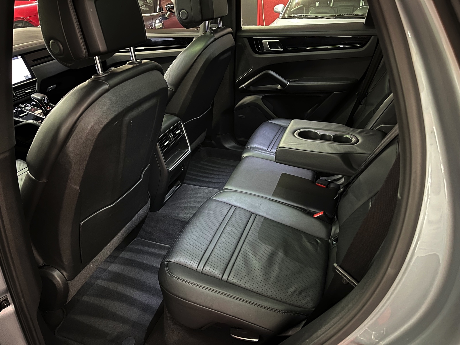 
								PORSCHE Cayenne E-Hybrid en plein écran									