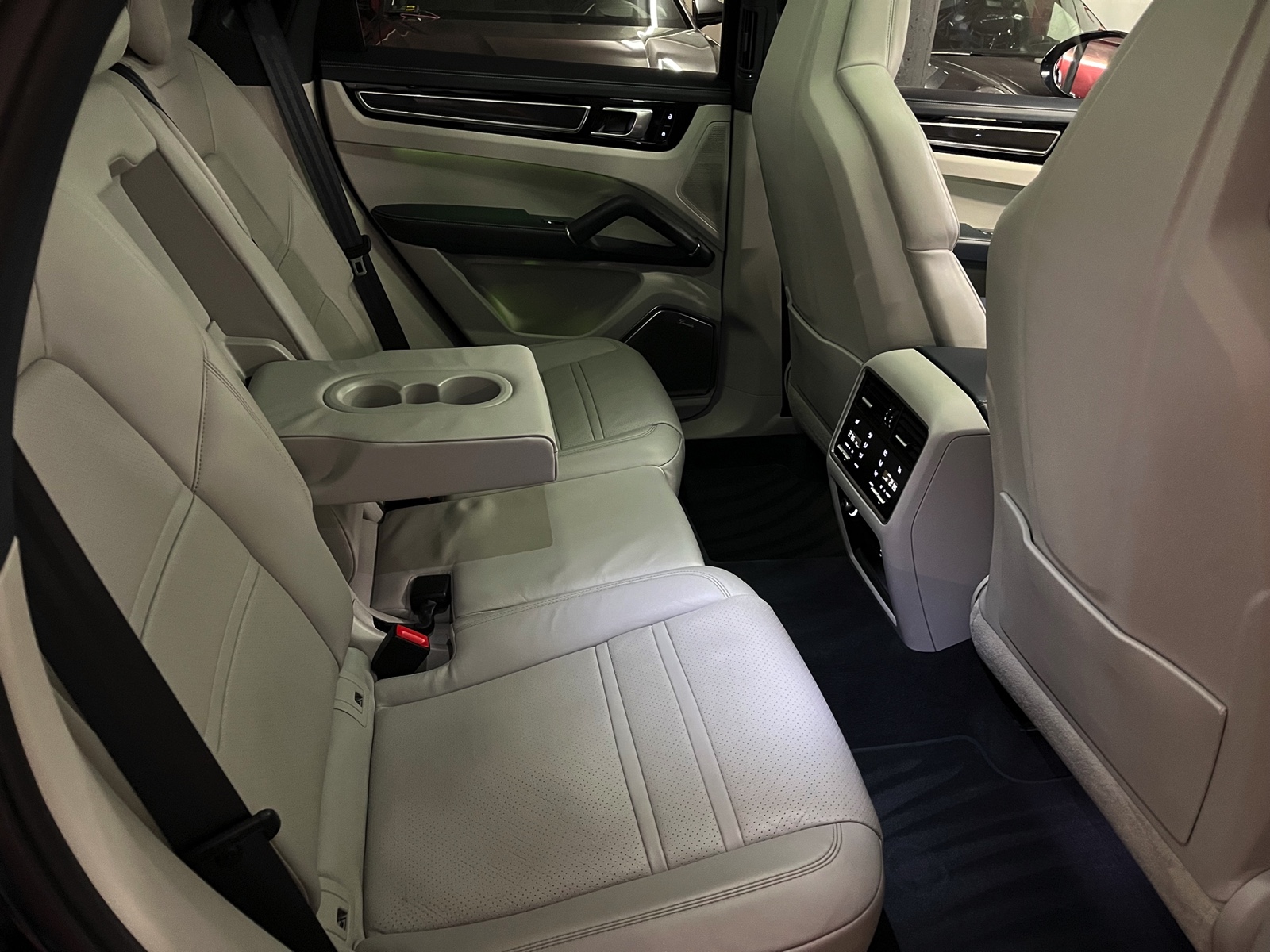 
								PORSCHE Cayenne Coupé E-Hybrid en plein écran									