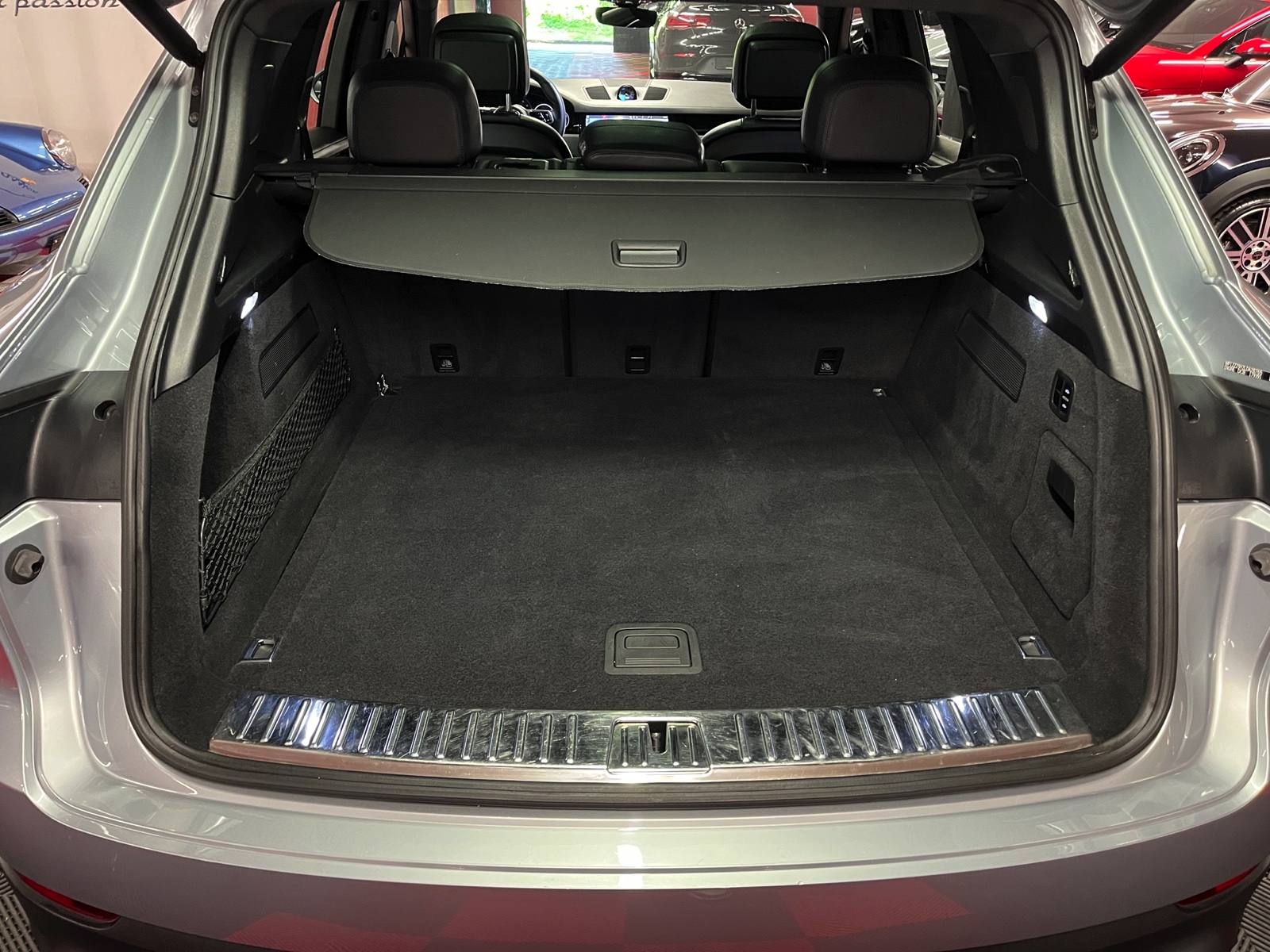 
								PORSCHE Cayenne E-Hybrid en plein écran									