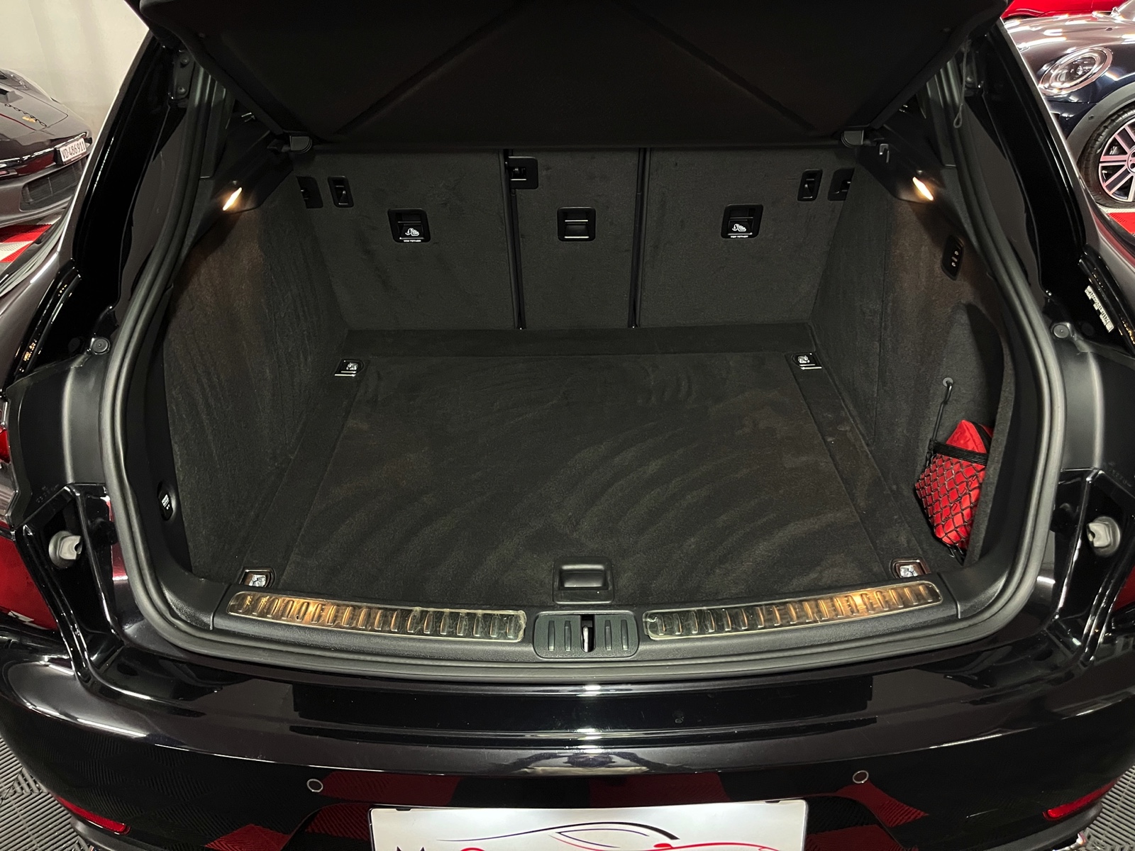 
								PORSCHE Macan Turbo PDK en plein écran									