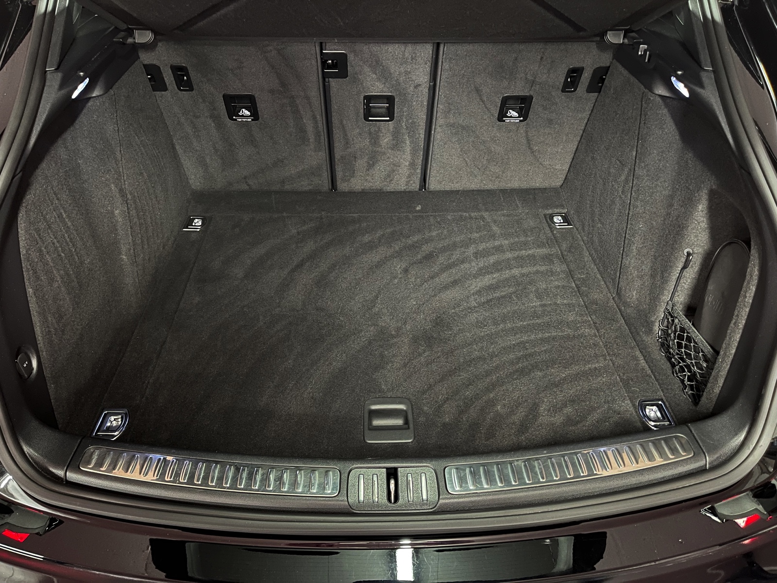 
								PORSCHE Macan PDK en plein écran									