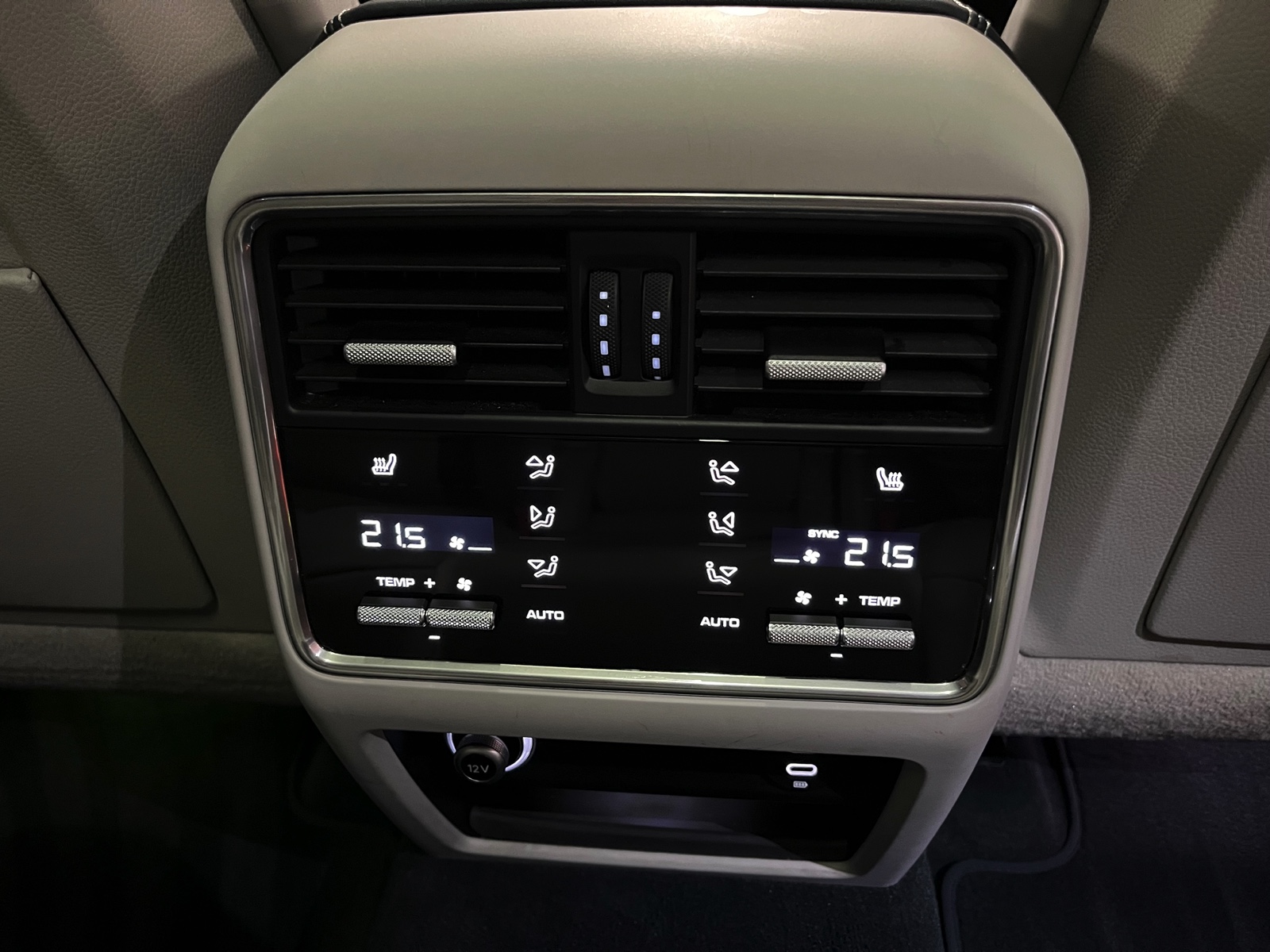 
								PORSCHE Cayenne Coupé E-Hybrid en plein écran									