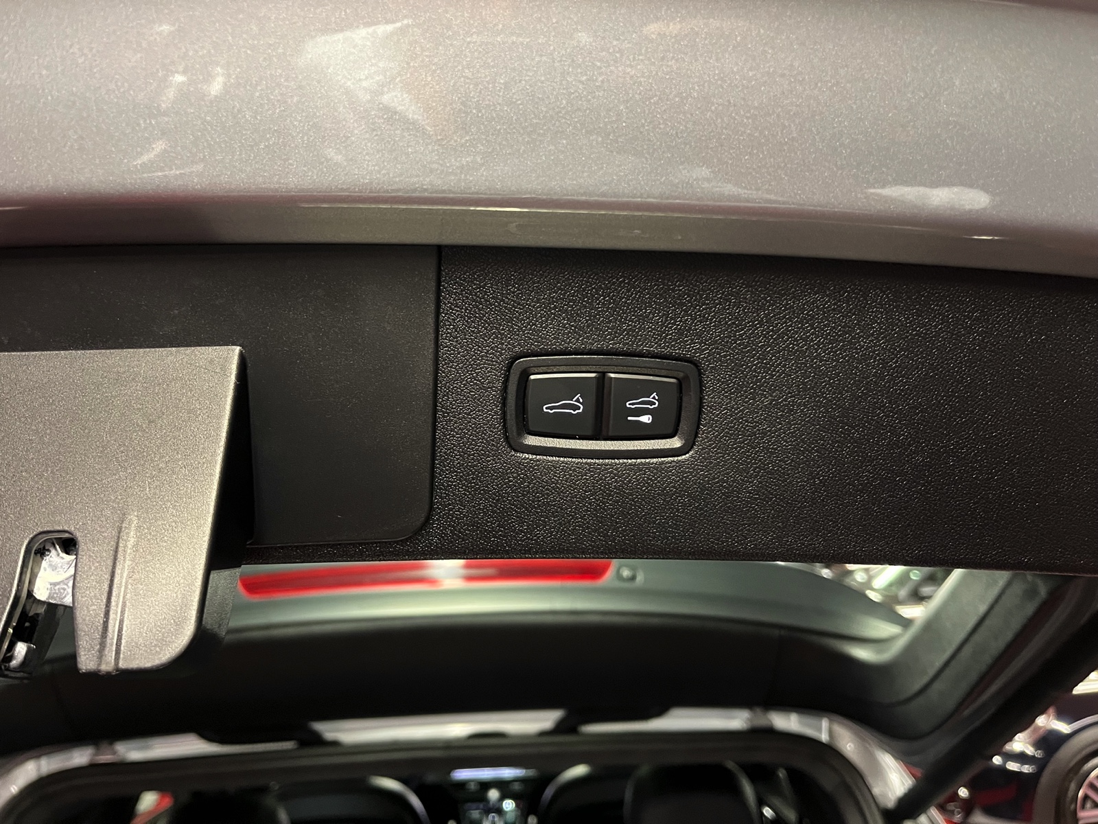 
								PORSCHE Cayenne E-Hybrid en plein écran									