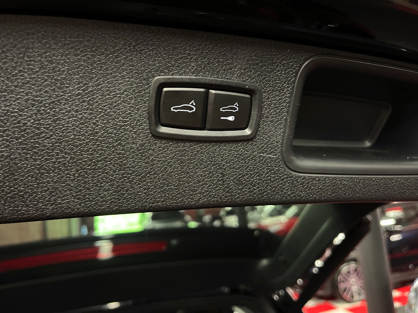 
								PORSCHE Macan Turbo PDK en plein écran									