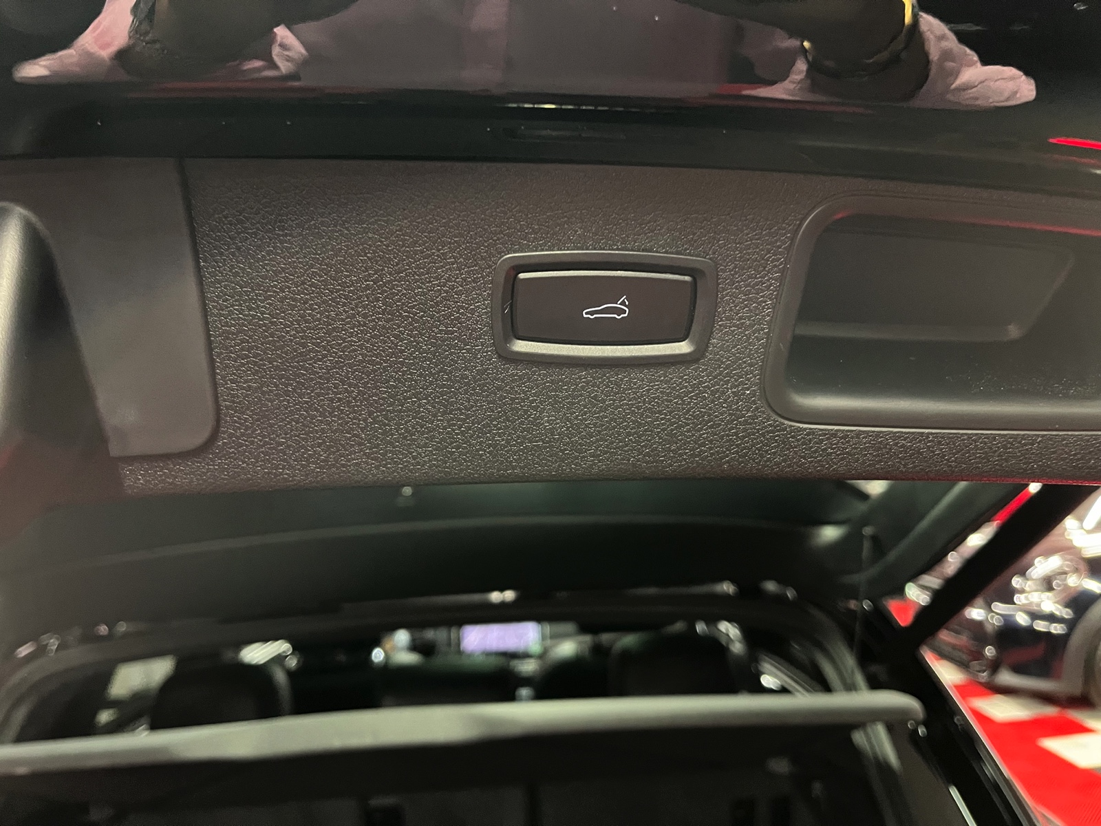 
								PORSCHE Macan PDK en plein écran									