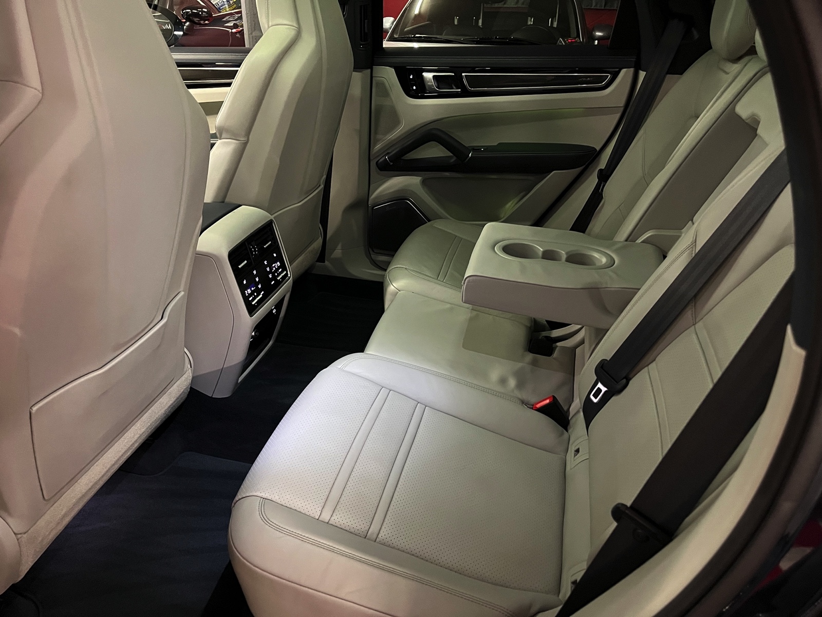 
								PORSCHE Cayenne Coupé E-Hybrid en plein écran									