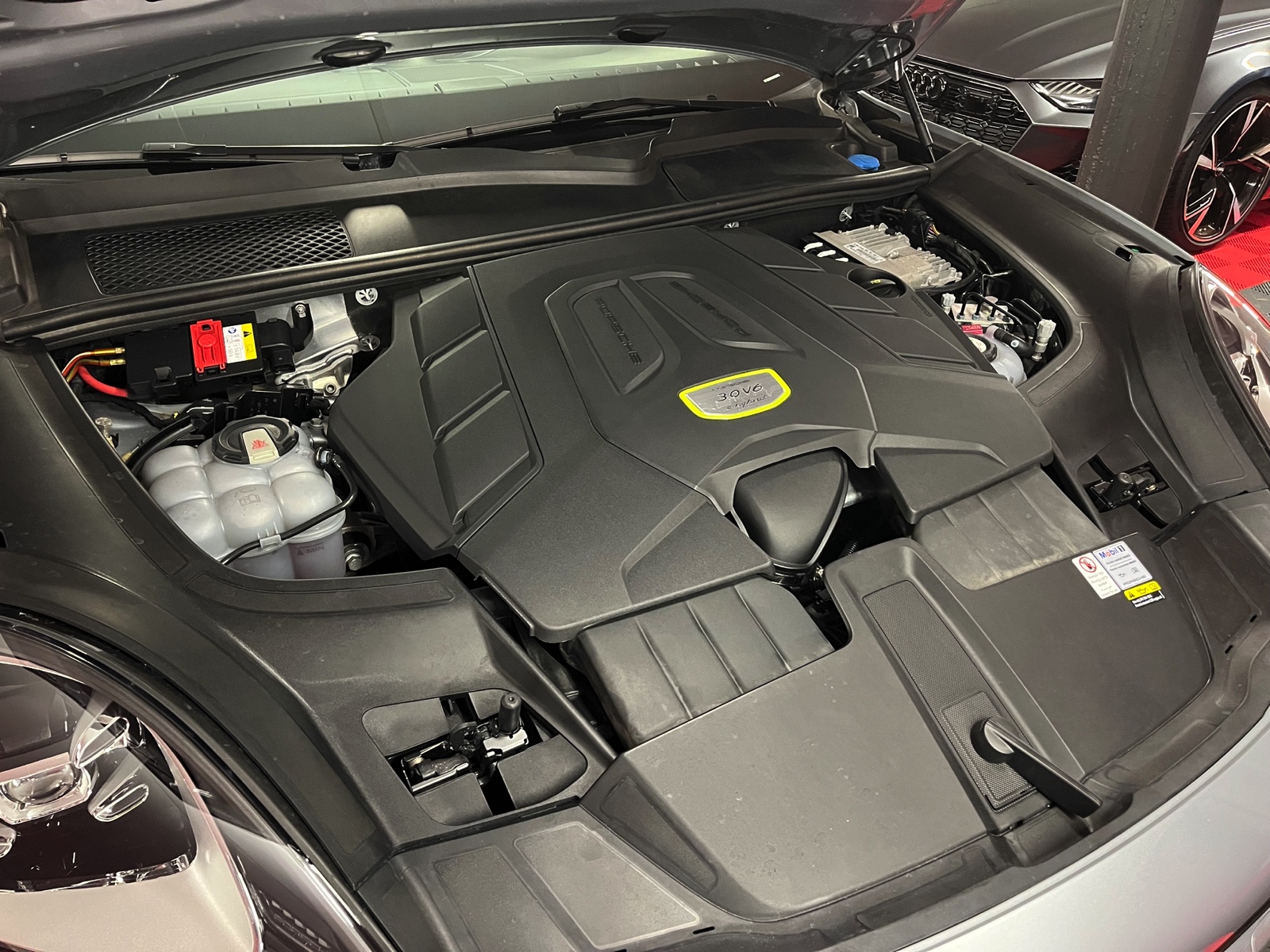 
								PORSCHE Cayenne E-Hybrid en plein écran									