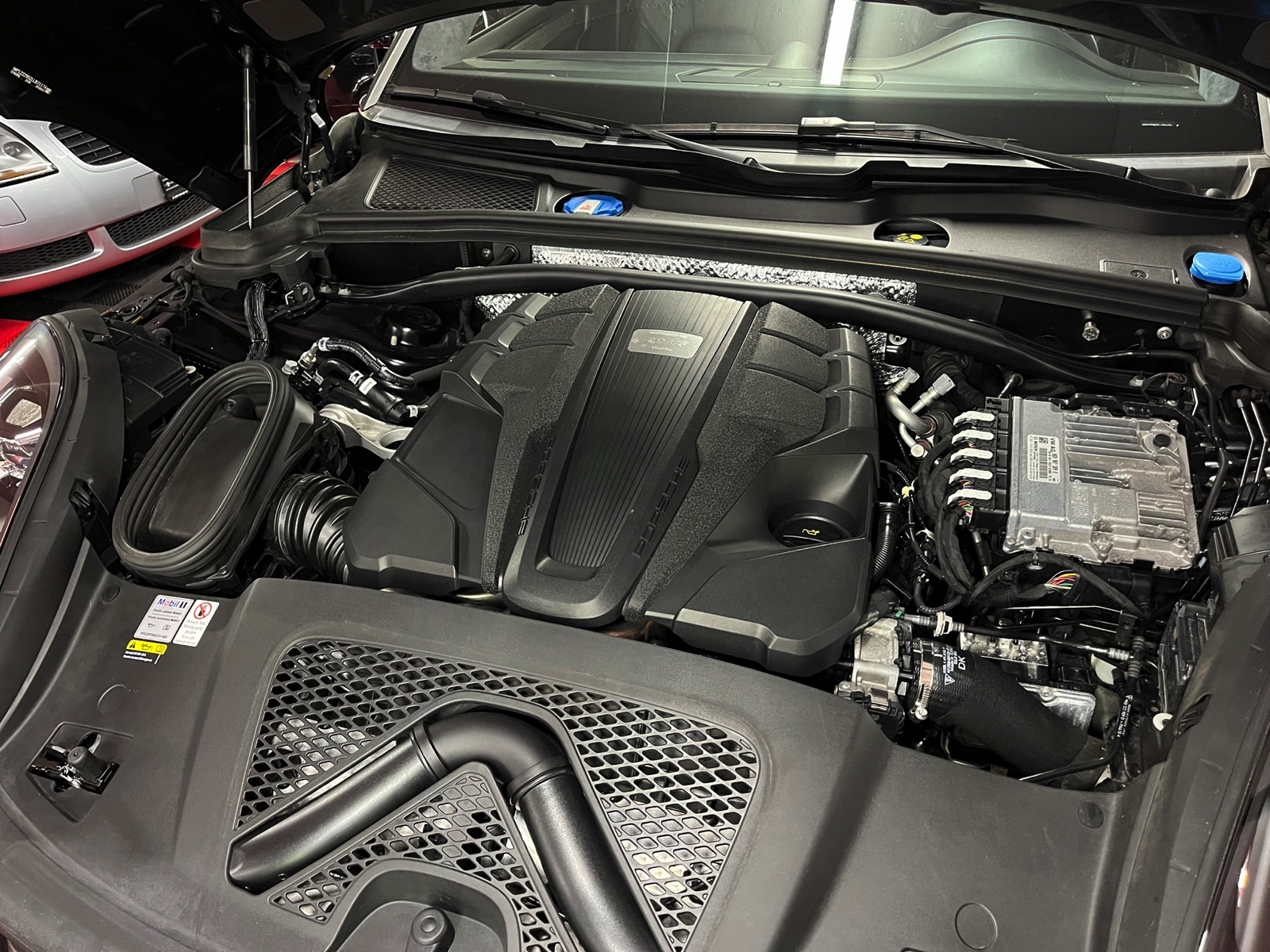
								PORSCHE Macan Turbo PDK en plein écran									