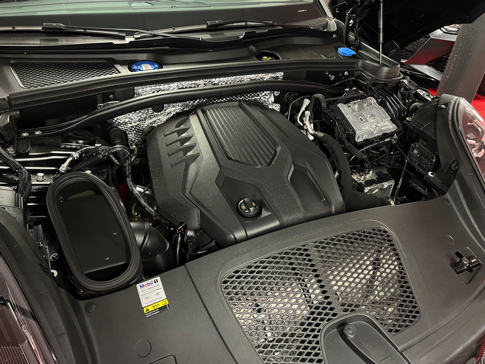 
								PORSCHE Macan PDK en plein écran									