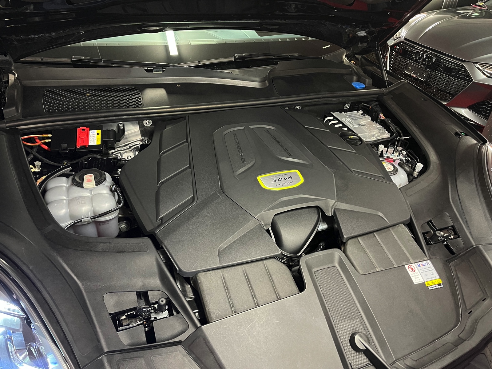 
								PORSCHE Cayenne Coupé E-Hybrid en plein écran									