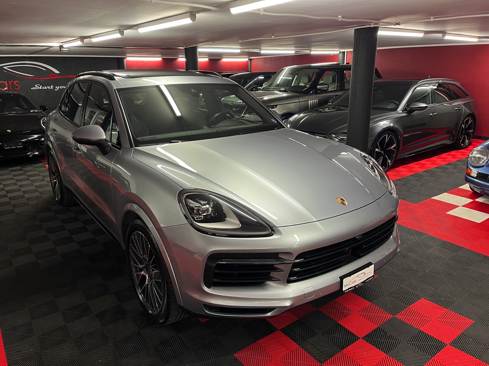 
								PORSCHE Cayenne E-Hybrid en plein écran									