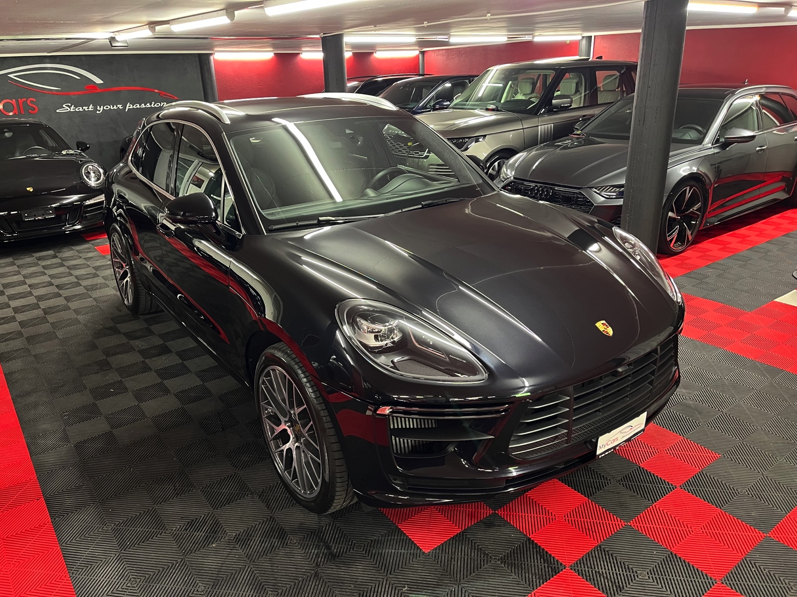
								PORSCHE Macan Turbo PDK en plein écran									