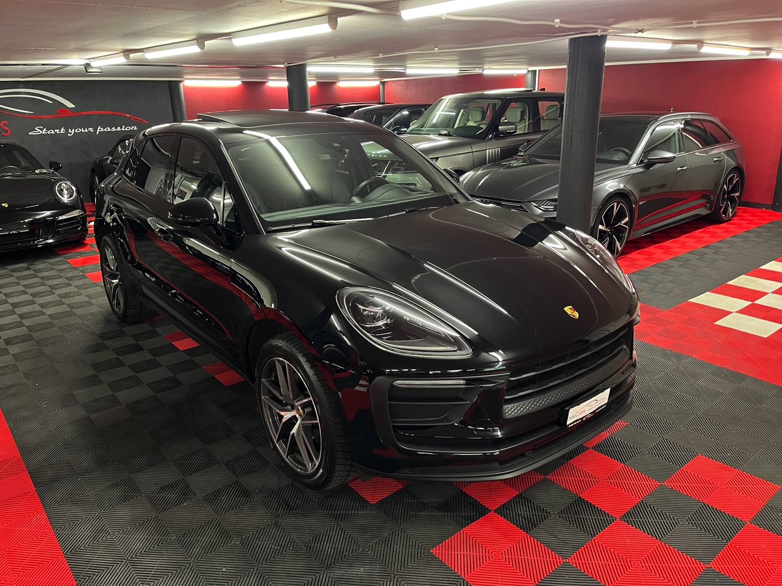 
								PORSCHE Macan PDK en plein écran									