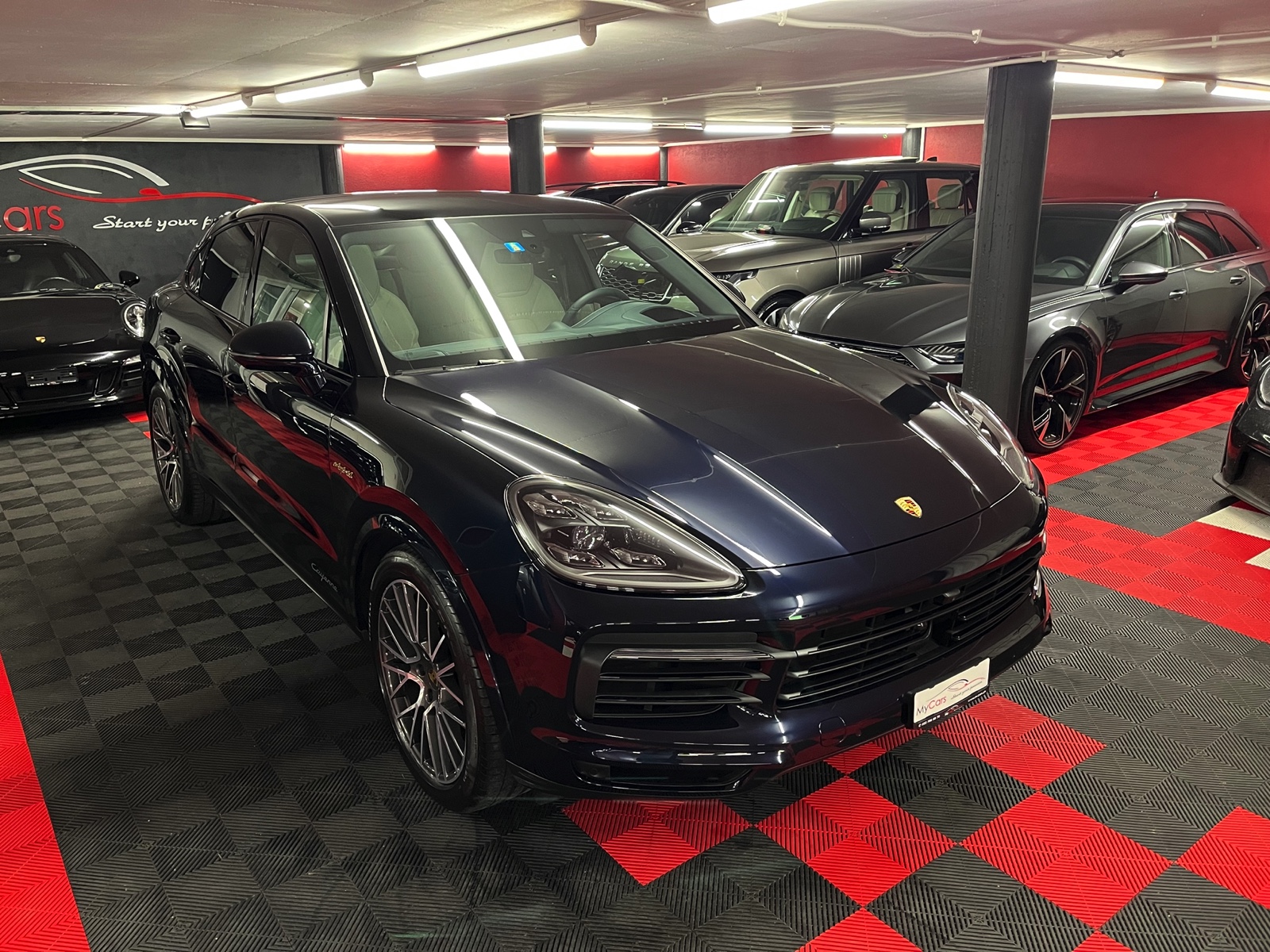 
								PORSCHE Cayenne Coupé E-Hybrid en plein écran									