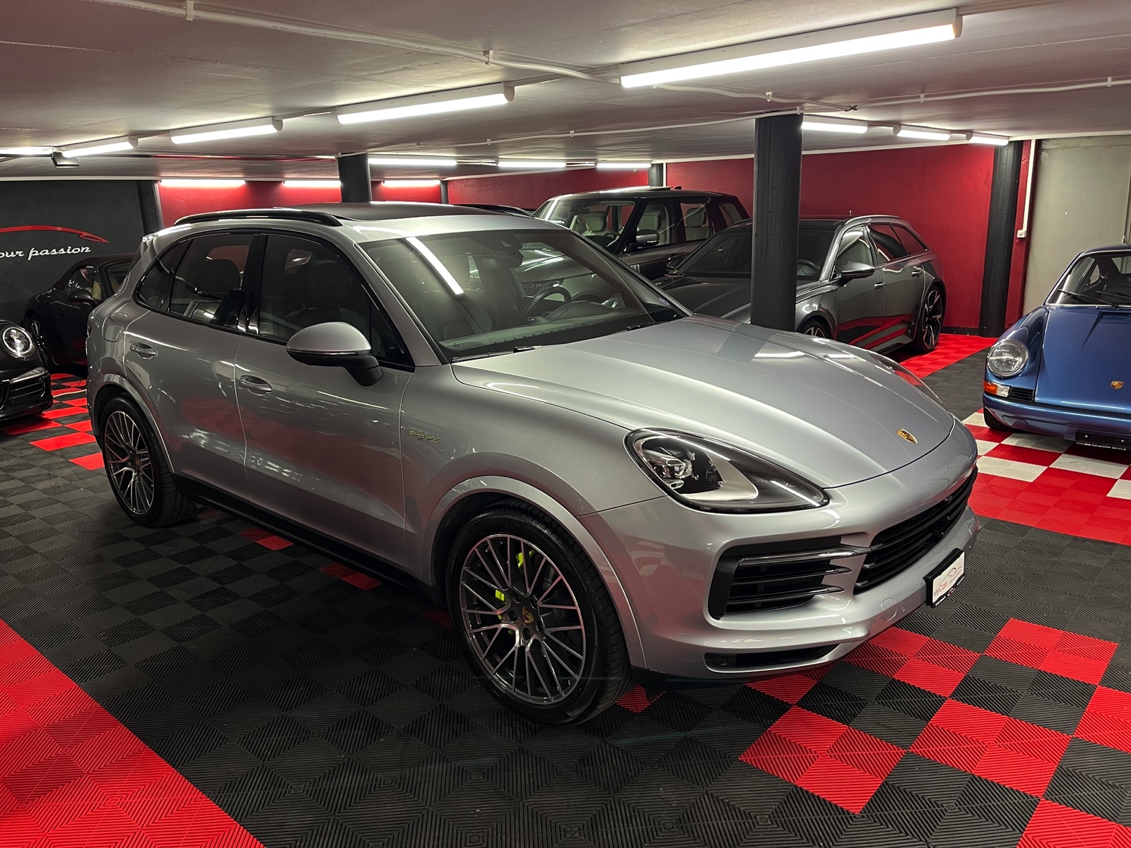 
								PORSCHE Cayenne E-Hybrid en plein écran									